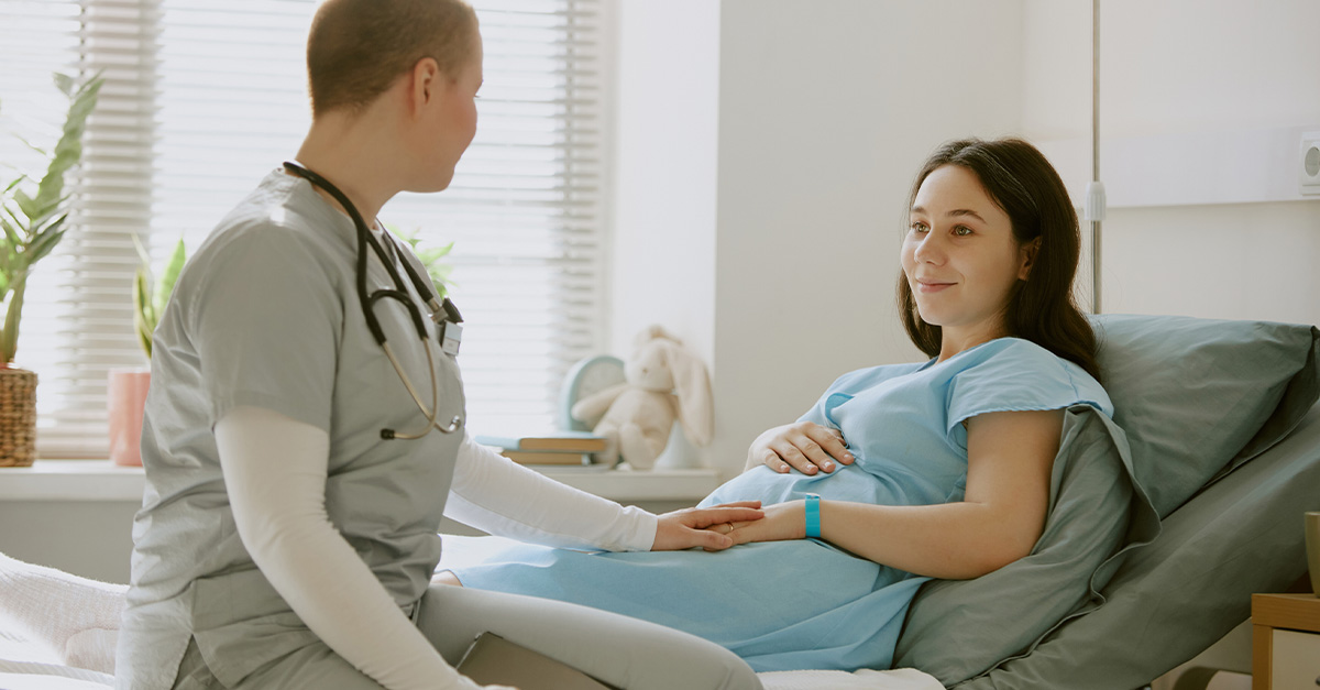 Midwife wth pregnant lady.